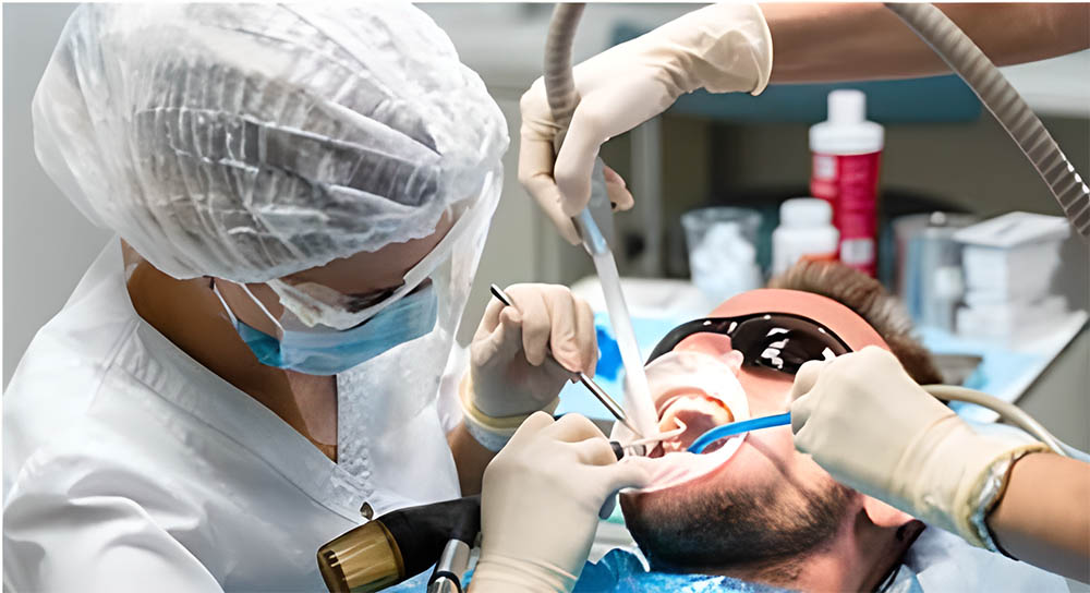 Стоматолог удаляет налет и зубной камень