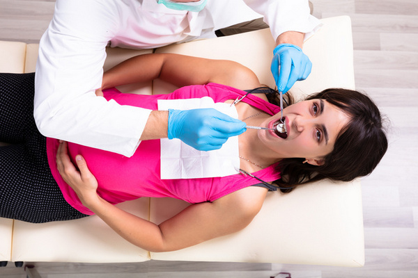 Когда лечить зубы: до беременности или во время?