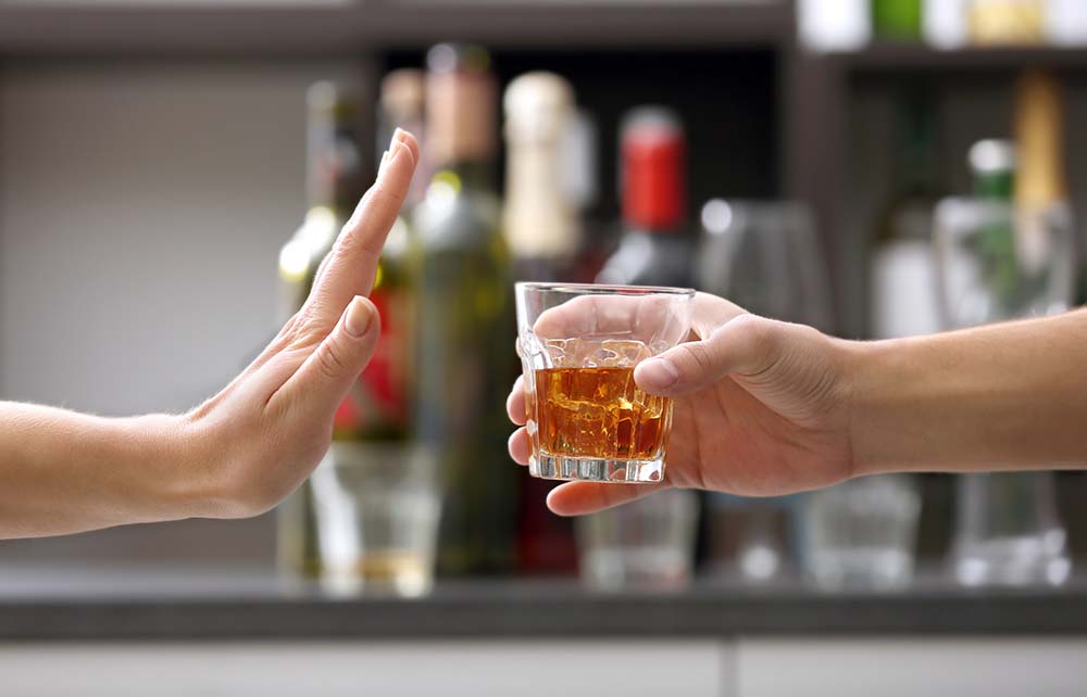 руки и стакан алкоголя