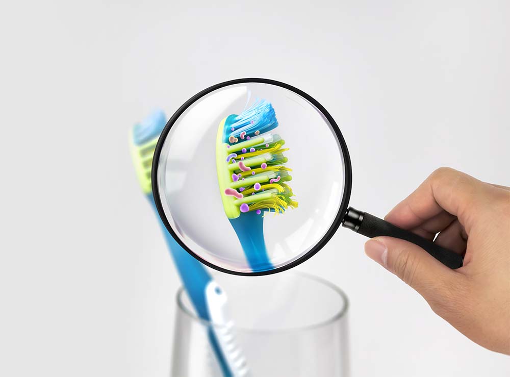 скопление бактерий на щетинках зубной щетки