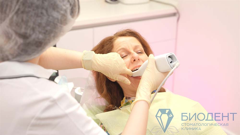 стоматолог использует интраоральный сканер