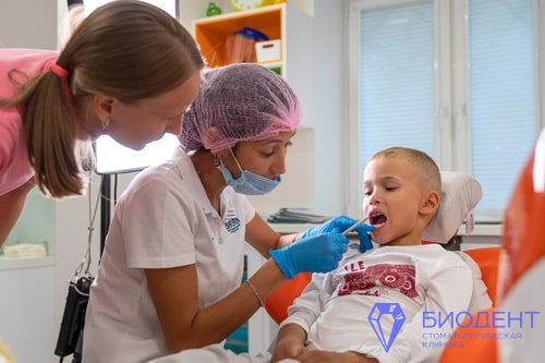 Стоматолог лечит зубы ребенку
